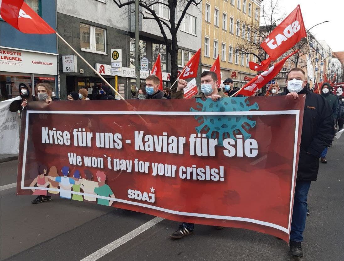 Tausende Linke deutschlandweit gegen die Abwälzung der Krisenkosten auf die Bevölkerung, im Gedenken an Karl Liebknecht und Rosa Luxemburg. Gedenkdemonstration trotz Eskalation durch die Polizei durchgeführt.